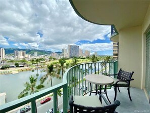 Outdoor dining - Waikiki 2 bedroom Condo with Canal View and  Lanai (Honolulu)