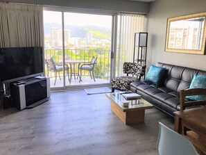 TV - Waikiki 2 bedroom Condo with Canal View and  Lanai (Honolulu)