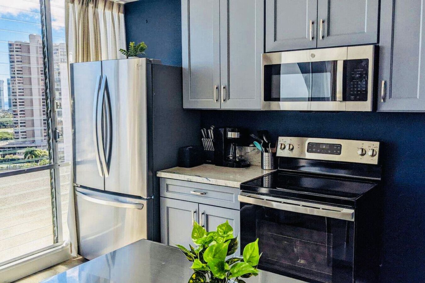 ثلاجة، ميكروويف، فرن، موقد طهي مسطح