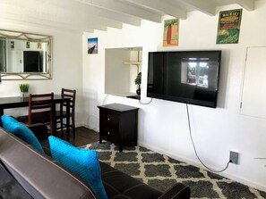 Living area - 1bdrm Ocean View Huge Private Patio, Kaimuki Hill (Honolulu)