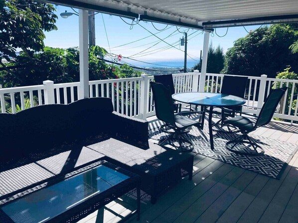 Outdoor dining - 1bdrm Ocean View Huge Private Patio, Kaimuki Hill (Honolulu)