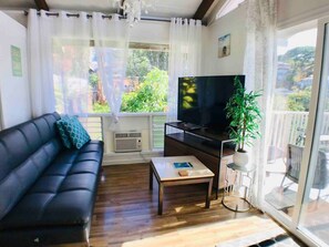 TV - 1bd/1bath Kaimuki Hill Top, Ocean View, Huge Patio (Honolulu)