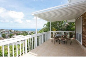 Outdoor dining - 1bd/1bath Kaimuki Hill Top, Ocean View, Huge Patio (Honolulu)