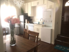 Coffee/tea maker, fridge, microwave, oven - 1bd/1bath Kaimuki Hill Top Unit with a Balcony (Honolulu)