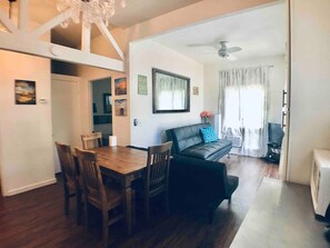 TV - 1bd/1bath Kaimuki Hill Top Unit with a Balcony (Honolulu)