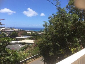 Property grounds - 1bd/1bath Kaimuki Hill Top Unit with a Balcony (Honolulu)