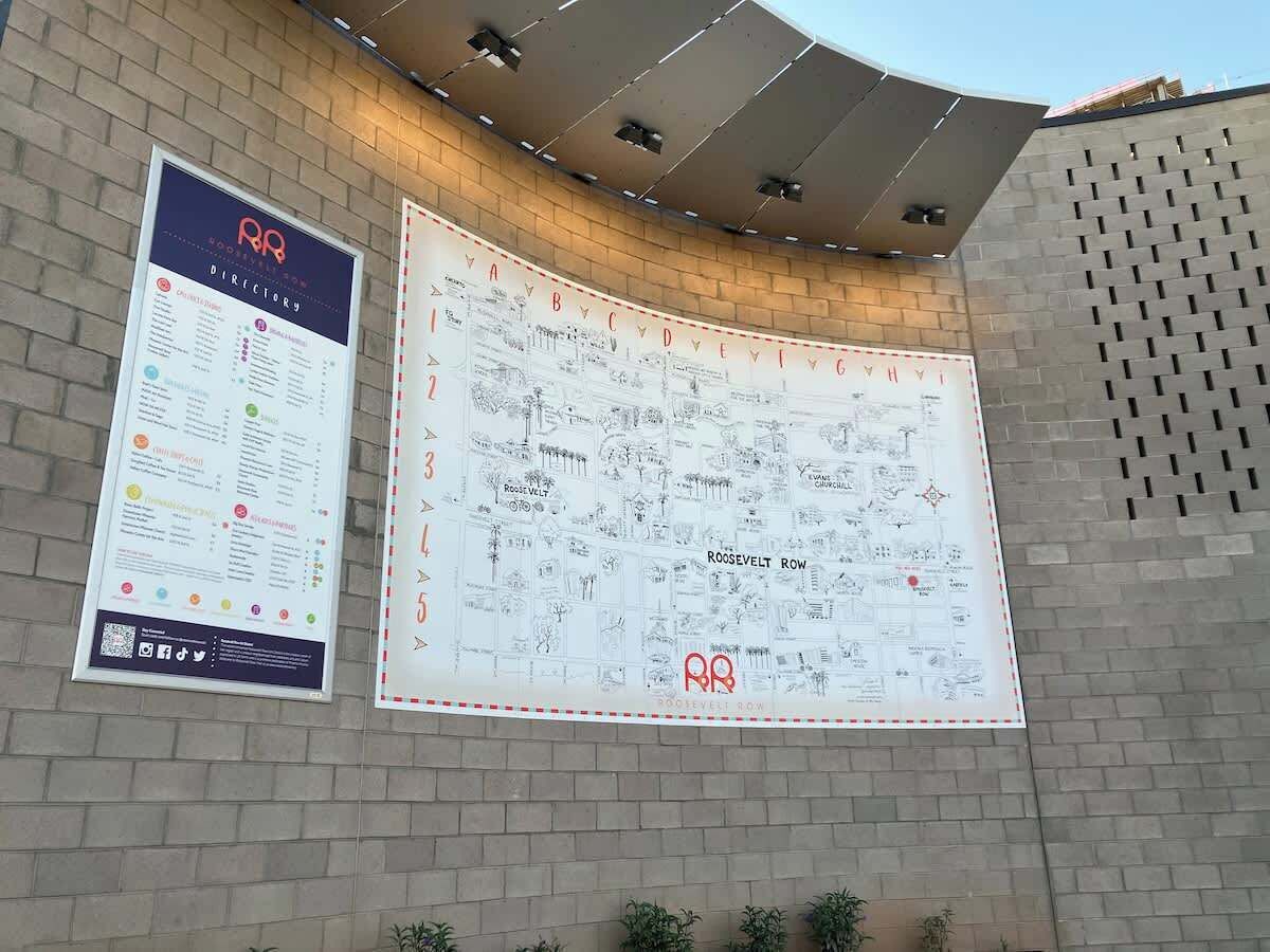 Un panneau d’information et une carte de Roosevelt Row.