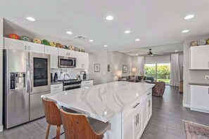 Fridge, microwave, oven, stovetop - Lux Cottage w/2 Primary Suites + Bunks for 4 kids (Phoenix)