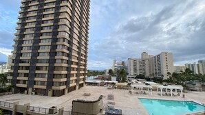 A high-rise building with a rooftop pool and lounge area. - Waikiki Clean Studio with Canal View (Honolulu)