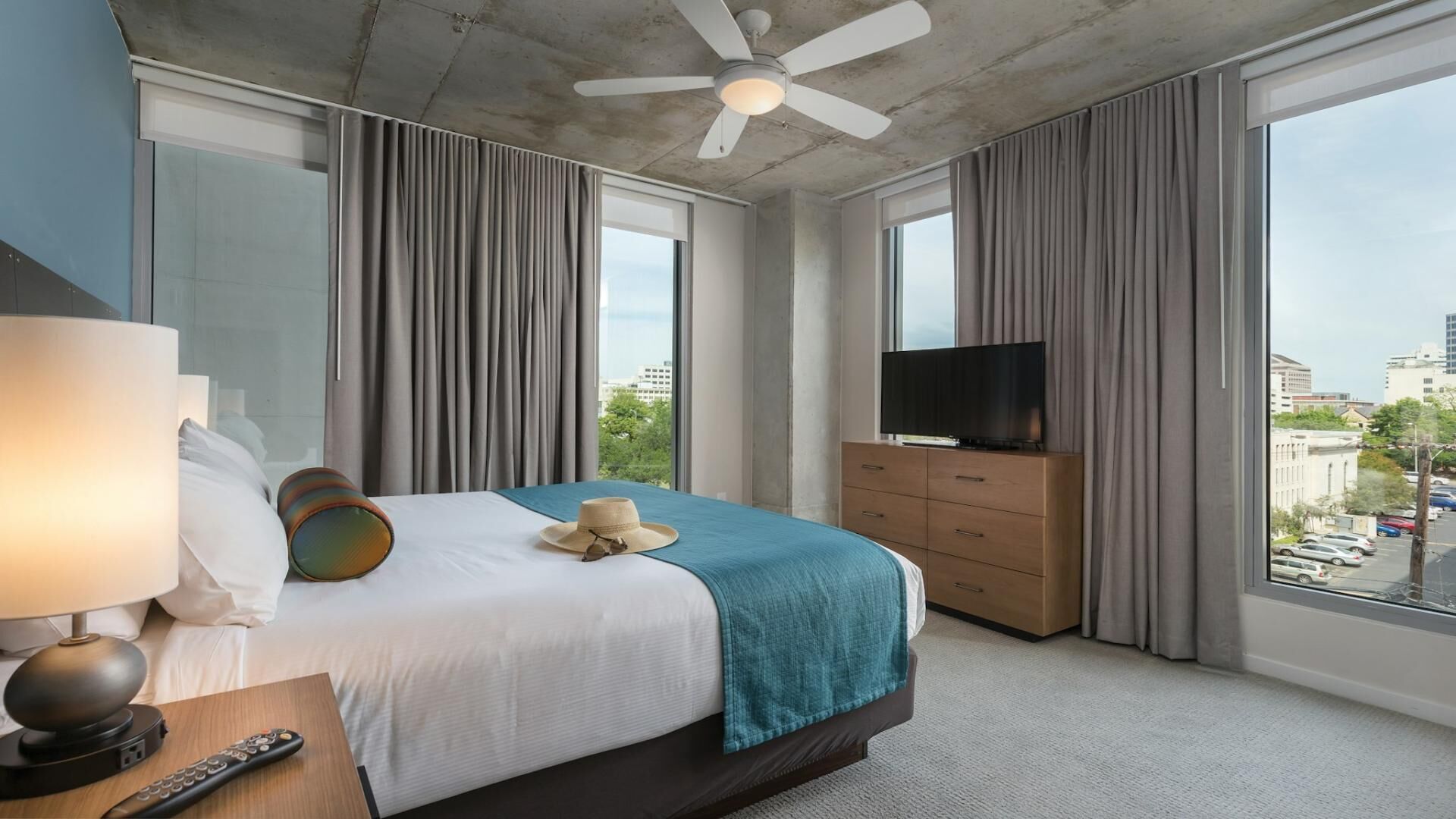 Travel crib, free WiFi, bed sheets