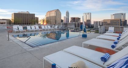 2BR Deluxe at Club Wyndham Austin – Modern Suite Close to Music & Dining