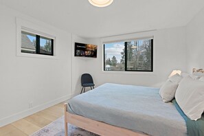 Bureau, lit parapluie, Wi-Fi, draps fournis