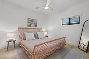 Escritorio, cuna de viaje, wifi y ropa de cama 