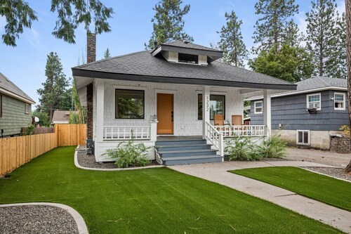 Chic Bungalow | A Modern Stay