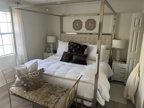 Iron/ironing board, Internet, bed sheets - Walk to the Grove!From this 3BR 2 Bath!! (Oxford)