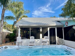 Outdoor spa tub - Wonderful 3-bedroom house in St. Augustine, close to beach and Historic District (St. Augustine)