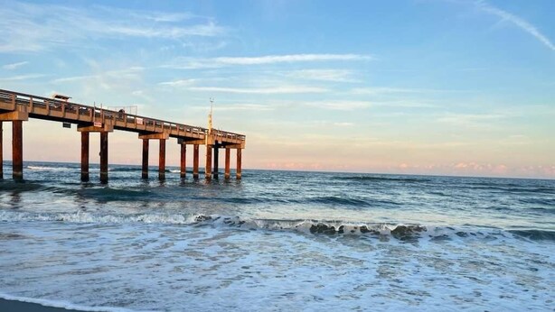 A pier extending into the ocean with a clear sky above. - Wonderful 3-bedroom house in St. Augustine, close to beach and Historic District (St. Augustine)