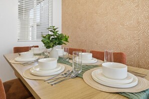 Dining - 3 BR 10 Min to DIA & 20 Min to Downtown, King Bed, Fire Pit, Family Friendly (Commerce City)