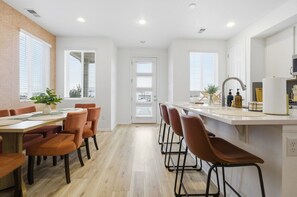 Dining - 3 BR 10 Min to DIA & 20 Min to Downtown, King Bed, Fire Pit, Family Friendly (Commerce City)