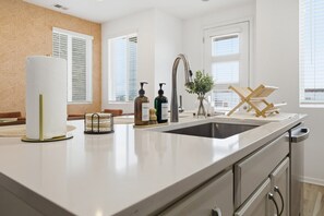 Interior - 3 BR 10 Min to DIA & 20 Min to Downtown, King Bed, Fire Pit, Family Friendly (Commerce City)