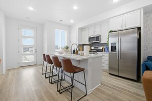 Microwave, oven, stovetop, dishwasher - 3 BR 10 Min to DIA & 20 Min to Downtown, King Bed, Fire Pit, Family Friendly (Commerce City)