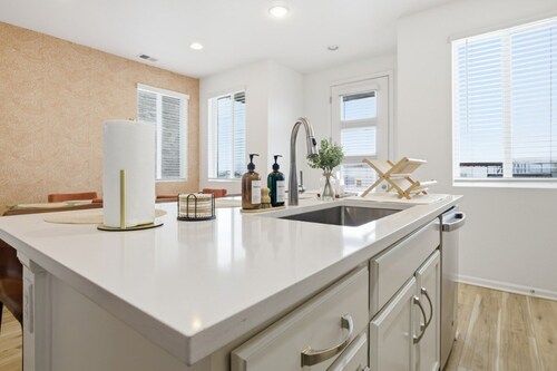 3 BR 10 Min to DIA & 20 Min to Downtown, King Bed, Fire Pit, Family Friendly