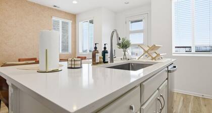 3 BR 10 Min to DIA & 20 Min to Downtown, King Bed, Fire Pit, Family Friendly