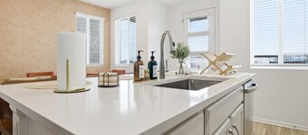 3 BR 10 Min to DIA & 20 Min to Downtown, King Bed, Fire Pit, Family Friendly