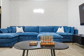 TV, fireplace - 3 BR 10 Min to DIA & 20 Min to Downtown, King Bed, Fire Pit, Family Friendly (Commerce City)