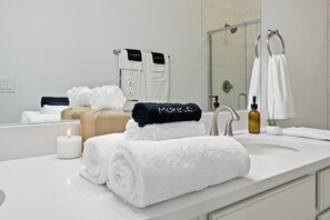 Shower, hair dryer, towels, soap - 3 BR 10 Min to DIA & 20 Min to Downtown, King Bed, Fire Pit, Family Friendly (Commerce City)