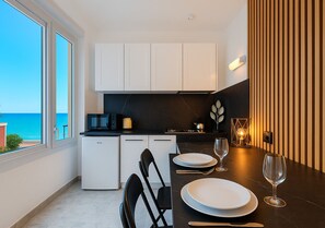 Private kitchen - Seaside studio facing the beach (Cagnes-sur-Mer)