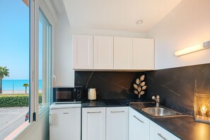 Private kitchen - Seaside studio facing the beach (Cagnes-sur-Mer)
