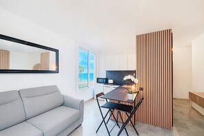 Living area - Seaside studio facing the beach (Cagnes-sur-Mer)