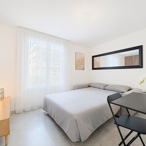 Iron/ironing board, WiFi, bed sheets - Seaside studio facing the beach (Cagnes-sur-Mer)