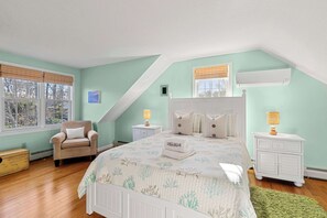 4 bedrooms, iron/ironing board, WiFi, bed sheets - Heated Plunge Pool, Theater Room, Backyard Fun! (Orleans)