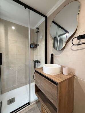 Shower, hair dryer, towels, soap - Arroios Elegance Residence - Lisbon Center (Lisboa)