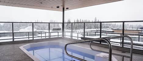 Tina de hidromasaje al aire libre