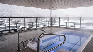 A hot tub with a view of a snowy landscape. - Bluebird by Revelstoke Vacations (Revelstoke)
