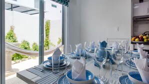 A dining area with a view of a garden and a hammock outside. - Beautiful, cozy & comfortable house Puerto Morelos (Puerto Morelos)