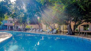 A clear blue pool with lounge chairs and trees around it. - Premium Celebrity home private pool Puerto Morelos (Puerto Morelos)