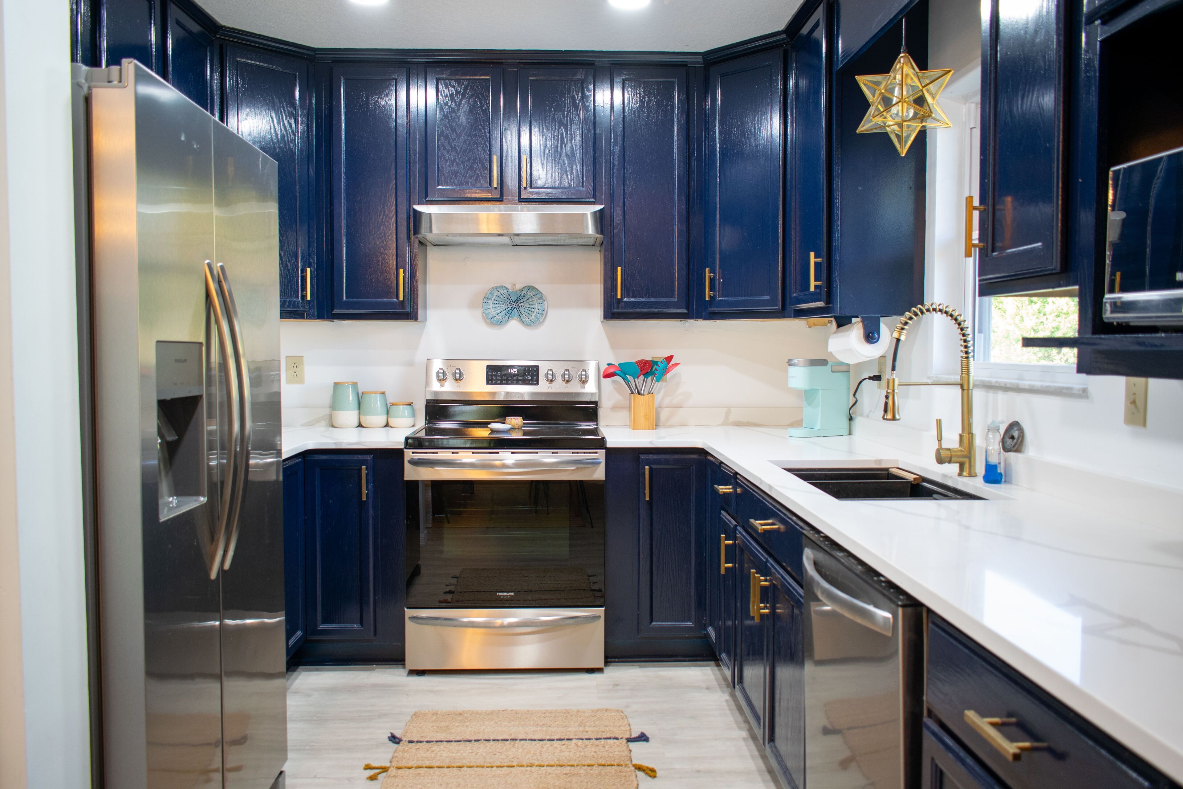 Kjøleskap, mikrobølgeovn, ovn og kokeplater