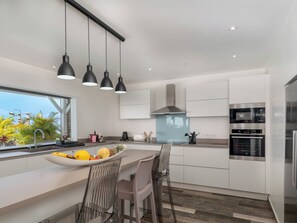 Fridge, microwave, oven, dishwasher - Villa Maëthys (Trois-Rivières)