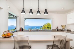 Fridge, microwave, oven, dishwasher - Villa Maëthys (Trois-Rivières)