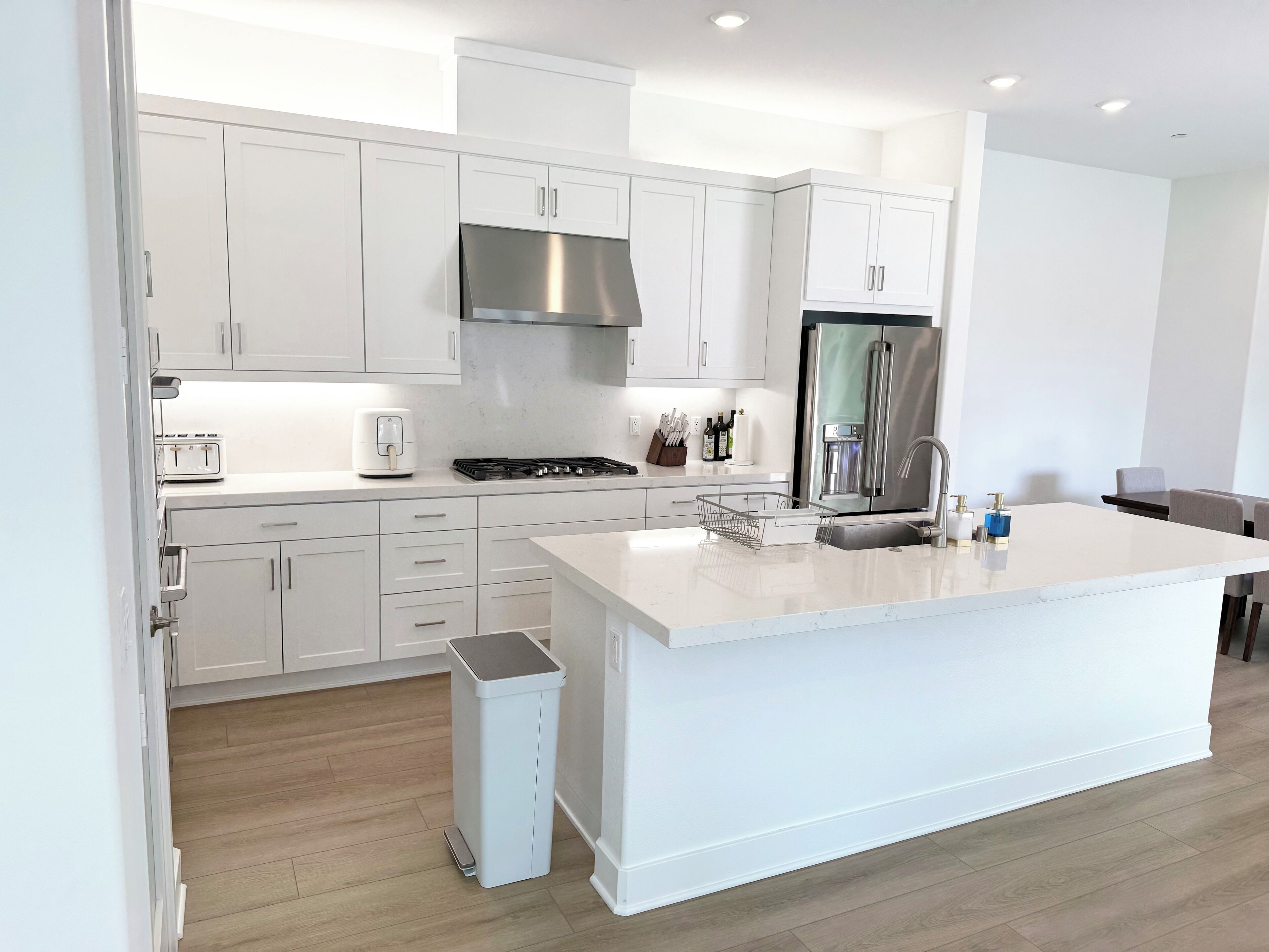 Een microgolfoven, een oven, een kookplaat, een vaatwasser