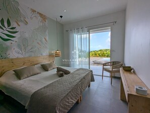 Tabla de planchar con plancha, cuna de viaje, wifi y ropa de cama 