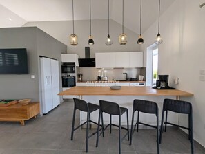 Refrigerador, microondas, horno y lavavajillas 