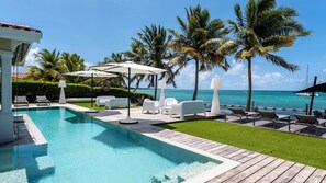 A heated pool - La Plage (Saint-François)