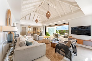 TV - Villa Ô | Elegant villa with sea view and walking distance to the beach (Saint-François)