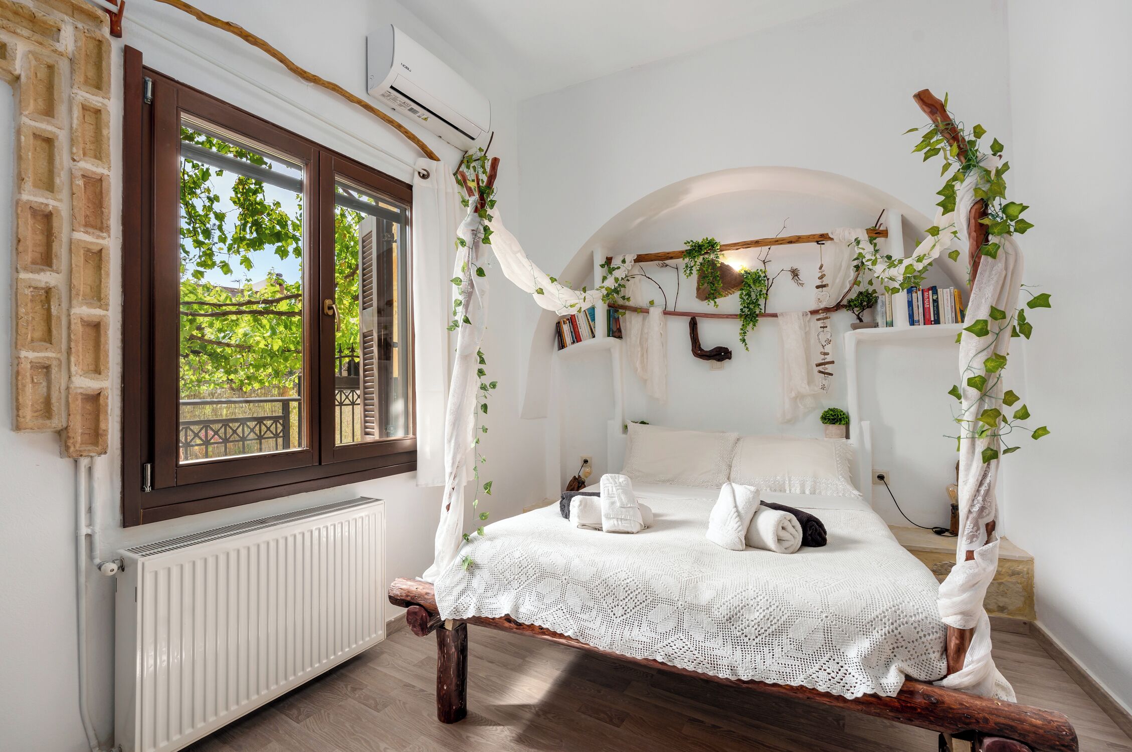 Tabla de planchar con plancha, wifi, ropa de cama