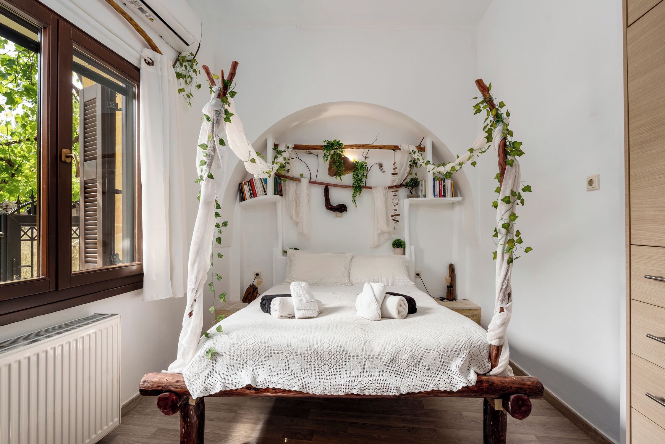 Tabla de planchar con plancha, wifi, ropa de cama